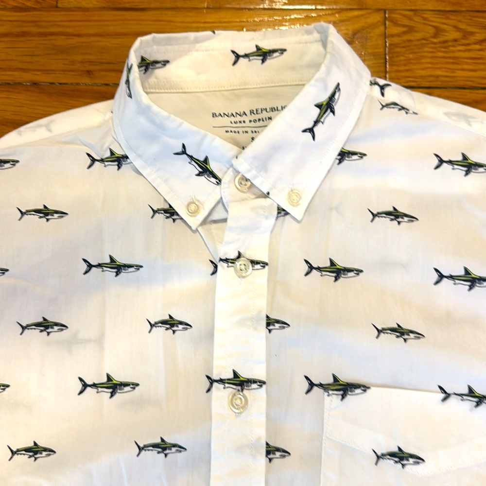 Banana Republic White SS Button Down Shirt w/Great White Shark Print, Small - Picture 2 of 4